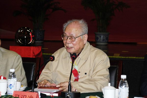 馬識途老先生對成都分院建院五十周年總結(jié)說：回顧艱難歷程，邁出創(chuàng)新腳步，展望光輝未來