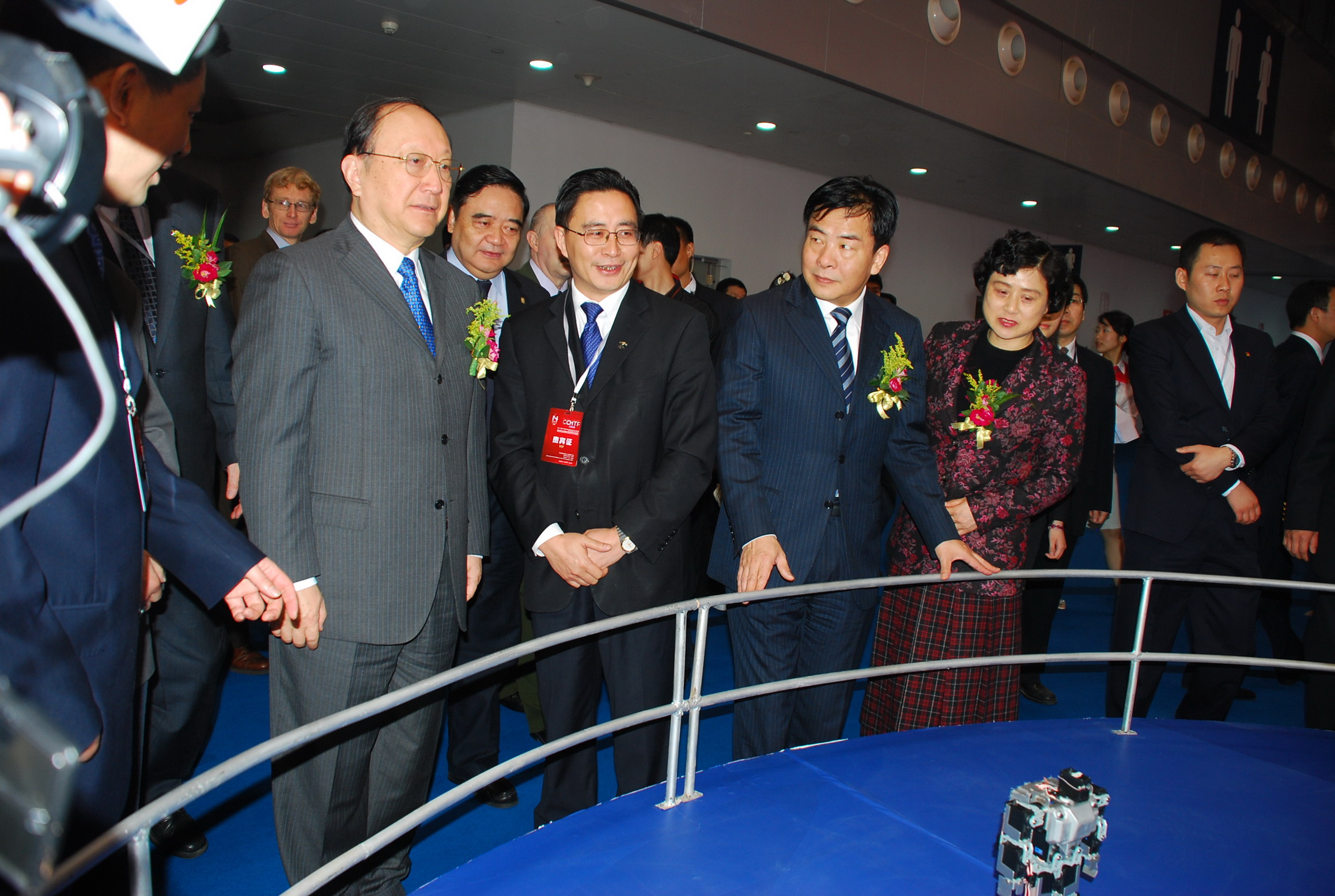 全國政協(xié)副主席、中國工程院院長徐匡迪、重慶市市長王鴻舉視察中科院展區(qū)